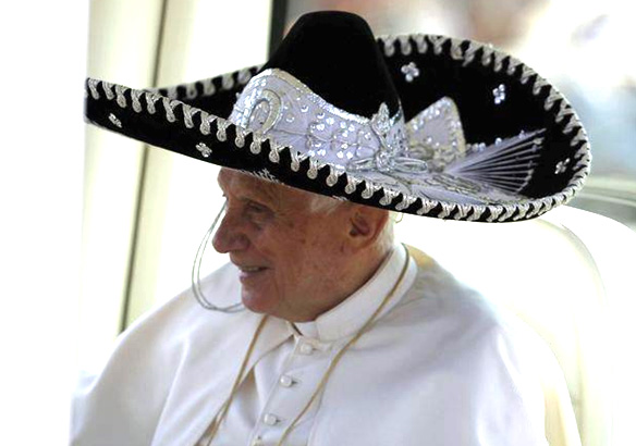 “¡Benedicto, hermano, ya eres mexicano!”, fue el grito que miles de jóvenes decían cuando el Papa se puso un sombrero de charro.