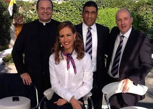 El P. Cipriano Sánchez, L.C. con el equipo de TV Azteca.