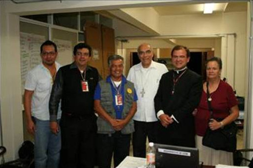 El P. Miguel Agustín Elizalde con el equipo de la comisión de medios escritos de la arquidiócesis de León.