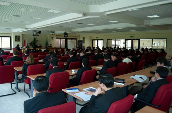 Asistentes a la defensa del P. Marcelo, algunos de ellos compañeros en el sacerdocio y también algunos de sus alumnos.