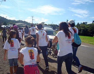 Juventud y Familia Misionera de Costa Rica peregrinando hacia el santuario.