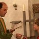 El P. Klaus entrega la corona del rosario a un ni&ntilde;o durante las incorporaciones al ECYD en el noviciado de Bad M&uuml;nstereifel.