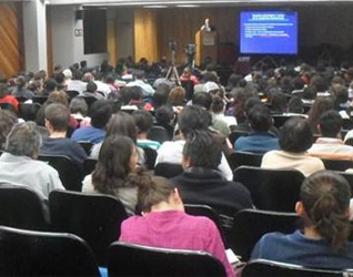 Matrimonios, jóvenes, universitarios, doctores, sacerdotes, religiosas, participaron durante esos días en las conferencias sobre sexualidad, bioética y homosexualidad.