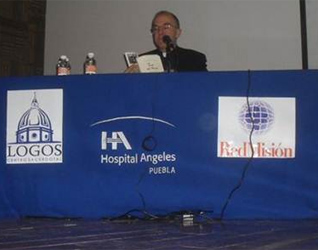 El P. Ramón Lucas, L.C., en una de las conferencias ofrecidas en el auditorio del hospital Ángeles de la ciudad de Puebla.