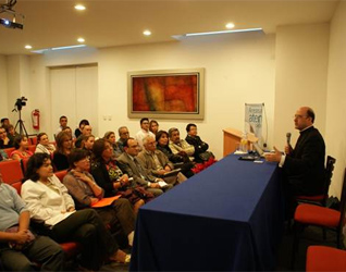 El auditorio del hospital Puebla durante la conferencia del P. Gonzalo Miranda, L.C.