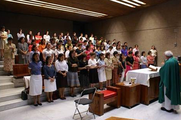 El P. Montán celebra una misa para las consagradas en uno de los altares de la Basílica de Guadalupe.
