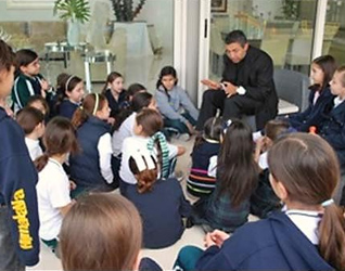 El P. Alejandro en una chorchita con niñas de NET en el Colegio Himalaya de Monterrey.