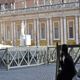 La statua di San Paolo davanti alla basilica di san Pietro, nella Citt&agrave; del Vaticano.