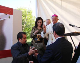 Mons. Francisco Ramírez bendice la primera piedra de la parroquia San Pablo Apóstol.