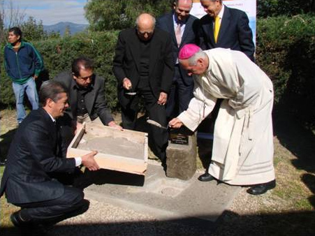 Mons. Francisco Ramírez, junto con el P. Gregorio López, L.C., prepara el lugar para colocar la primera piedra.