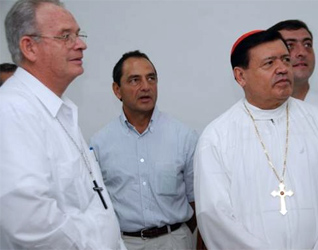 El Card. Norberto Rivera, arzobispo primado de México, junto con Mons. Pedro Pablo Elizondo, obispo de la Prelatura de Cancún-Chetumal, recorrieron las instalaciones de la Ciudad de la Alegría.