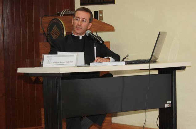 El P. Miguel Romeo Madriñán, L.C. en un momento del exámen.