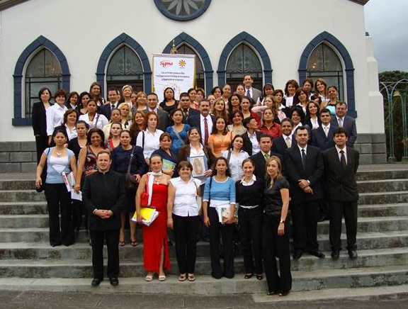 Graduación de señoras de ANSPAC, acompañadas por sus formadores y por el P. Eloy Bedia, L.C.