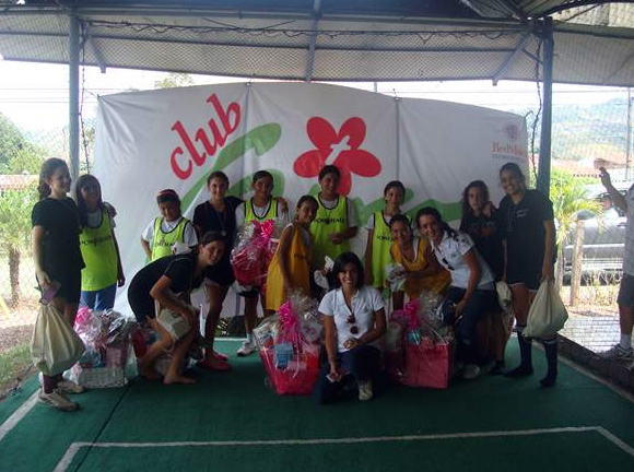 Club Giro organizando actividades recreativas y formativas para las chicas.