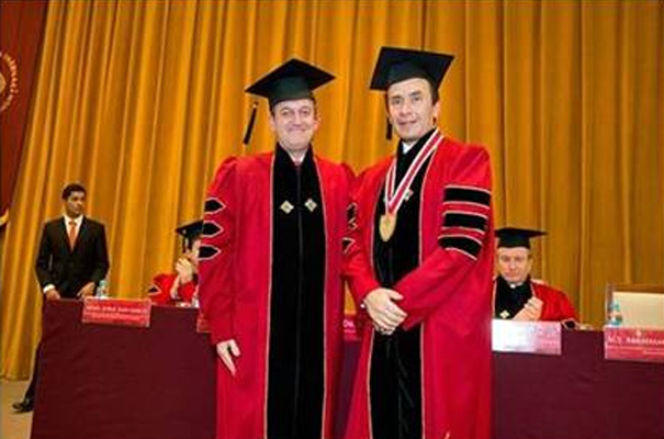 Jorge López y Abraham Cárdenas al final de la ceremonia. Atrás, en el presídium, se puede se encuentra el padre Rodolfo Mayagoitia.