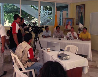 El P. Rafael Ruíz, L.C., presenta a un grupo de periodistas información relacionada con la visita de la reliquia de Juan Pablo II a la Prelatura de Cancún-Chetumal.