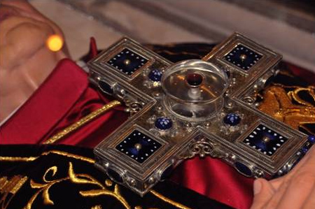 Relicario con la ampolla de sangre del beato Juan Pablo II.