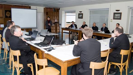 Legionarios de Cristo y miembros del Regnum Christi que trabajan en conjunto en el desarrollo de ambientes seguros y de respuesta a situaciones de conflicto en este campo.