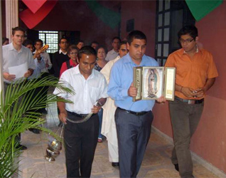 Seminaristas del curso introductorio de Irapuato llevan en procesión y con cantos la imagen de la Virgen Peregrina de la Familia.
