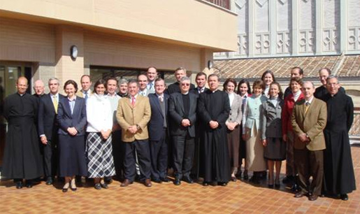 Foto de grupo en un intervalo de las reuniones con los consagrados y consagradas del Regnum Christi. En la imagen aparecen también el P. Gianfranco Ghirlanda, S.I., el P. Álvaro y los consejeros generales.