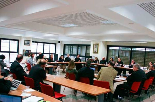 Sesión de reflexión y trabajo conjunto entre los legionarios, consagrados y consagradas presidido por el padre Sylvester Heereman, Gloria Rodríguez y Jorge López.