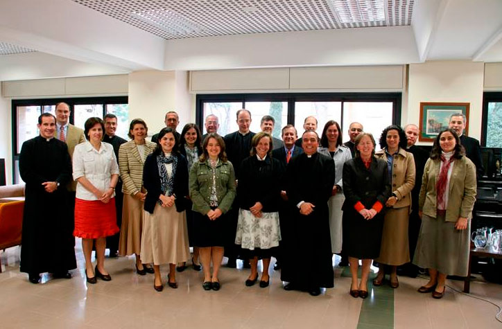 Foto de grupo de Gloria Rodríguez, el padre Sylvester Heereman y Jorge López con los directores y responsables territoriales.