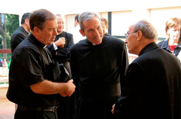 Un momento de diálogo del padre Álvaro y el padre Jesús Villagrasa con el Delegado Pontificio