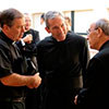 P. &Aacute;lvaro Corcuera e P. Jes&uacute;s Villagrasa parlano con il Delegato Pontificio.