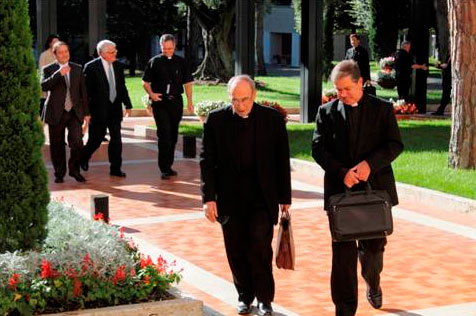 El padre Álvaro acompaña al Card. Velasio al inicio de un día de reuniones