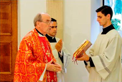 El Card. Velasio De Paolis presidió la misa del día viernes, durante las reuniones.