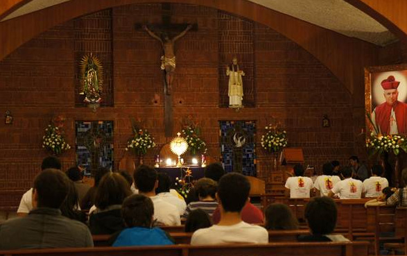 La parroquia de San Pío X se llenó de personas para pedir por la visita del Papa a México.