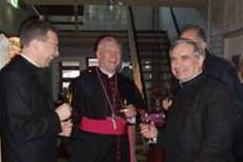 Los padres Benoît Devos, Vincent McMahon y Carl Kuss conversan con Mons. Hurkmans en la recepción que se ofreció después de la inauguración.