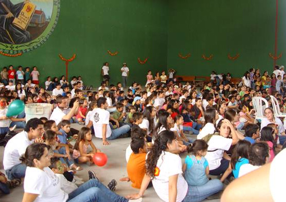 Soñar Despierto en Costa Rica organizó una fiesta de preparación para la Navidad a niños de la parroquia de Pozos, de Santa Ana.