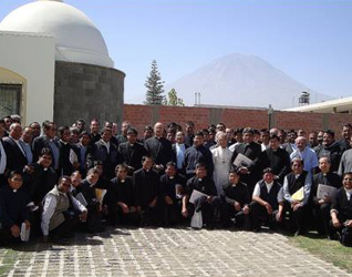 Sacerdotes que participaron en la semana de formación permanente de la arquidiócesis de Arequipa, Perú. En el centro, aparece el P. Antonio Rivero, L.C., quien dirigió el curso para sacerdotes.