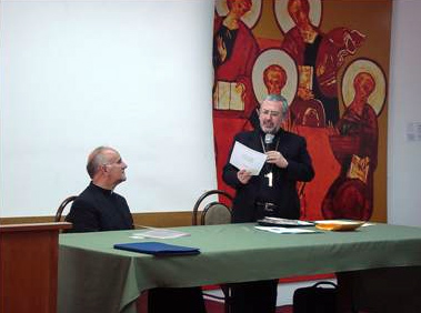 Mons. Javier del Río Alba, arzobispo de Arequipa, presenta al P. Antonio Rivero, L.C., al inicio del curso para sacerdotes.