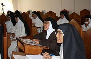 Las religiosas escuchan una de las pláticas del curso.