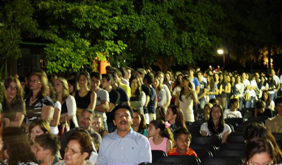 Familiares de los alumnos y personal docente y administrativo del Instituto Irlandés asistieron también a la Hora Eucarística para pedir por las vocaciones.