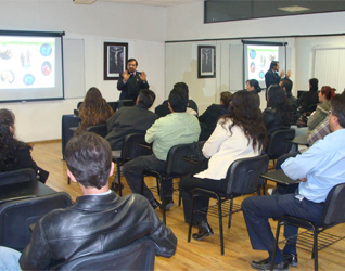 El Dr. Manuel Rodríguez Frausto con los alumnos de la Maestría en Ciencias de la Familia, sede León.