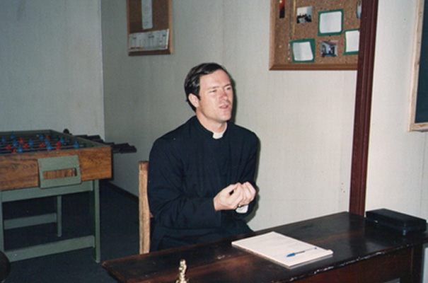 Padre Stephen durante una predicación en Porta Grossa, Brasil.