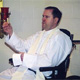 Durante la celebraci&oacute;n de la Eucarist&iacute;a en diciembre de 1997, en Cheshire (USA).