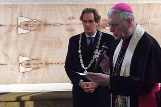 Mons. Hurkmans lee el rito de bendición. A su lado se encuentre el alcalde de la ciudad.