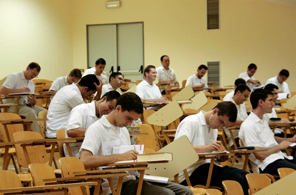 Legionarios de Cristo durante sus ejercicios de mes en el centro de estudios superiores de Roma.