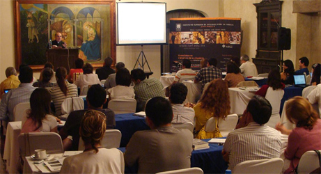 Un momento del taller para matrimonios dirigido por el P. Ramón Lucas, L.C.