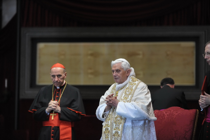 Papa Benedetto XVI davanti alla S. Sindone, 2011