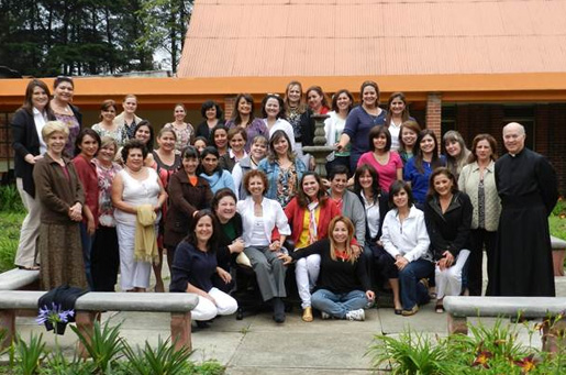 Grupo de señoras del Regnum Christi que participó en el triduo, acompañadas por el P. Ignacio Villaseñor, L.C.