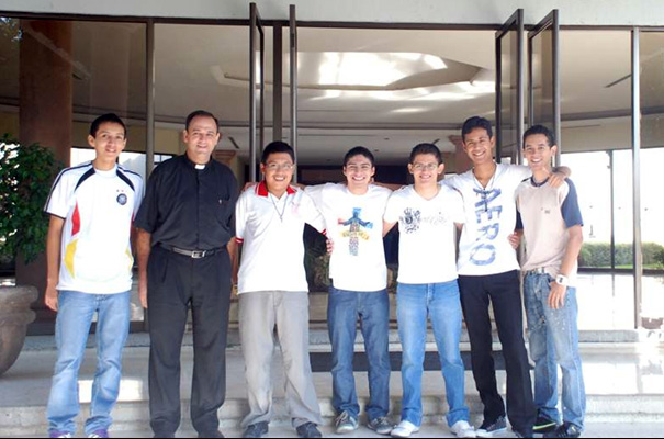 Algunos jóvenes de la UNID con el P. Alberto Izquierdo, L.C., en el pórtico del noviciado de la Legión de Cristo en Monterrey.