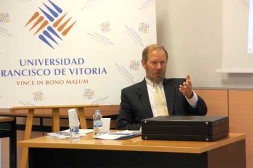 Steven W. Mosher durante su ponencia.