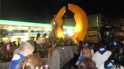 Procesión con el Santísimo Sacramento por las calles de Tijuana.