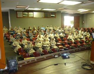 Vista del auditorio de las hermanas salesianas durante una de las conferencias.