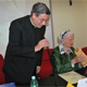Lucia Barocchi mentre riceve il premio del 2009 da Padre Pedro Barraj&oacute;n LC, Rettore dell�Ateneo Pontificio Regina Apostolorum